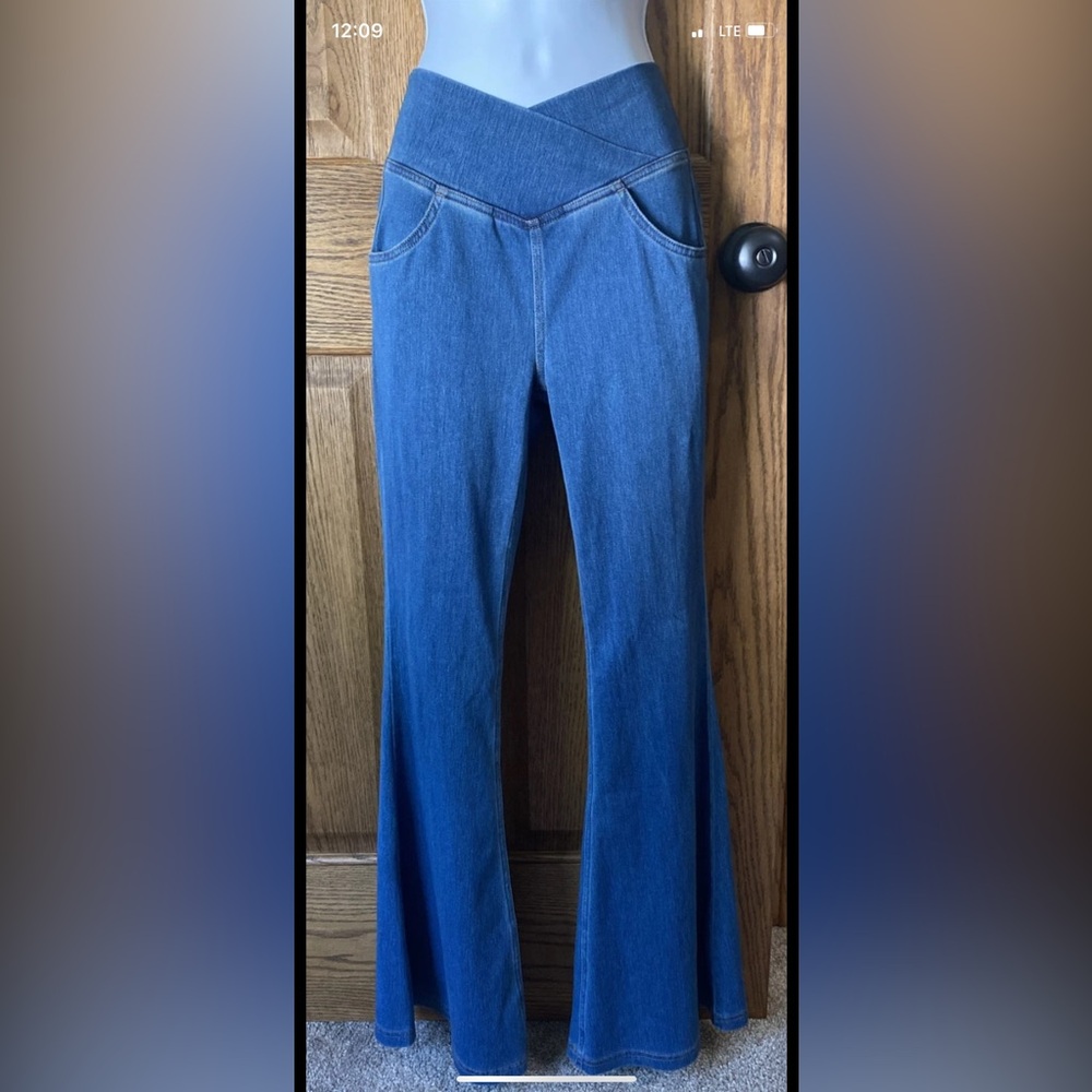 NWT Women’s HalaraFlex Denim Flare Crossover Waist Pull On Jean. Size XS